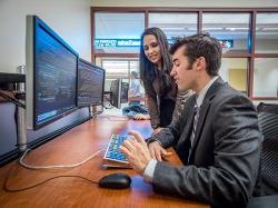 费利西亚诺商学院(Feliciano School of Business)的学生正在用双显示器分析股票.
